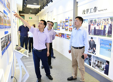 ▷区委副书记、区长李泽龙来学校...
