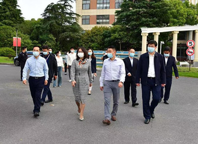 区领导来校调研指导自学考试考点...